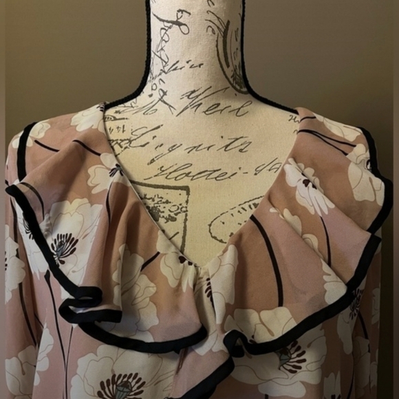 ❗️Lucca Couture❗️EUC Pink Floral🌸 Blouse Sz M🌸🌼 - Picture 2 of 4